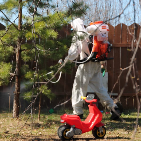 Обработка участка от клещей в Луцке?